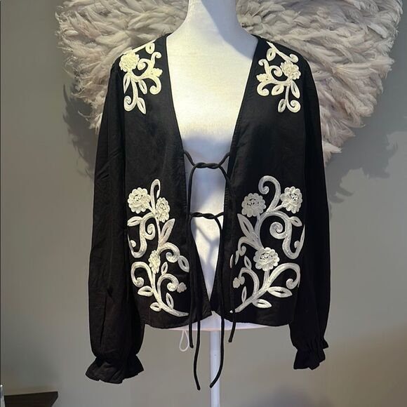 Elegant Black and White Embroidered Women's shirt NWT - Picture 4 of 8